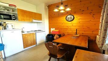 Fridge, microwave, dishwasher, coffee/tea maker