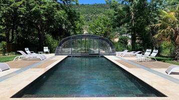 Hồ bơi ngoài trời