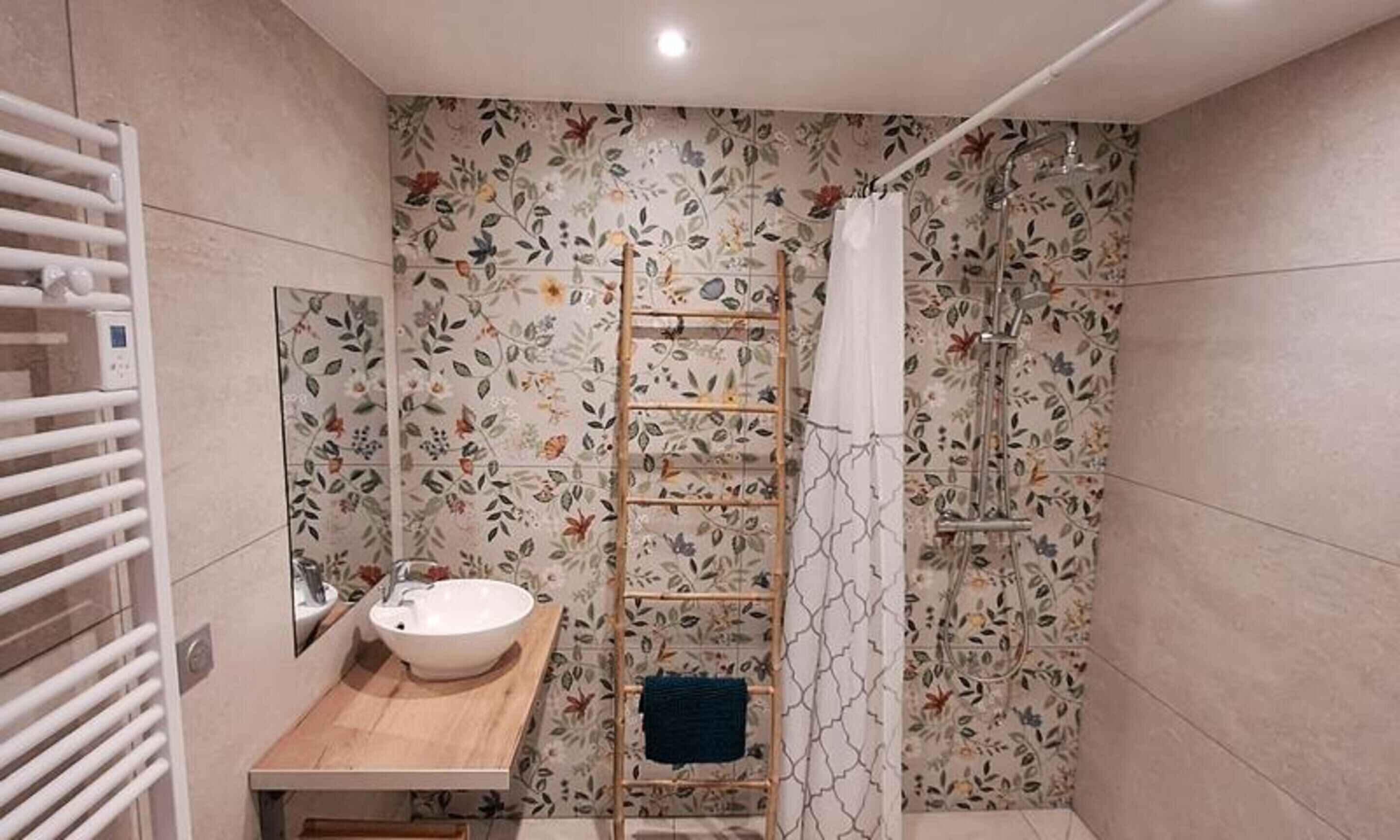 Máy sấy tóc, khăn tắm 