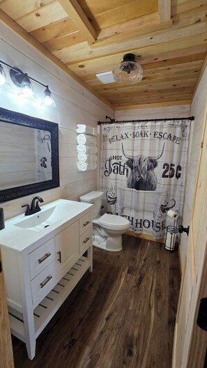 Secador de pelo, toallas, jabón y papel higiénico