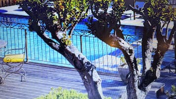 Sæsonbestemt udendørs pool, åben fra kl. 08.30 til kl. 19.30, parasoller