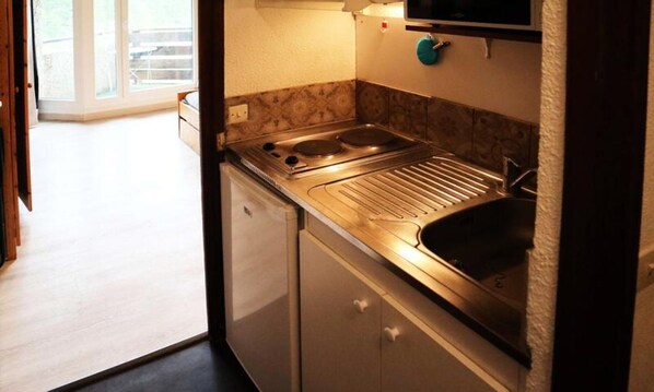 Fridge, microwave, oven, coffee/tea maker - Apartment in 1650 Resort Near Ski Lifts (Les Orres)