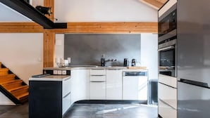 Coffee/tea maker, fridge, microwave, oven - Spacious Duplex in the Heart of the City (Cannes)