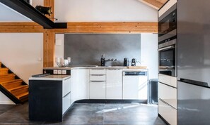 Kylskåp, mikrovågsugn, ugn och diskmaskin