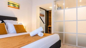 Iron/ironing board, bed sheets - Spacious Duplex in the Heart of the City (Cannes)