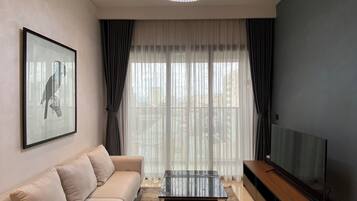 Refrigerador con freezer, microondas, horno, placa de cocina