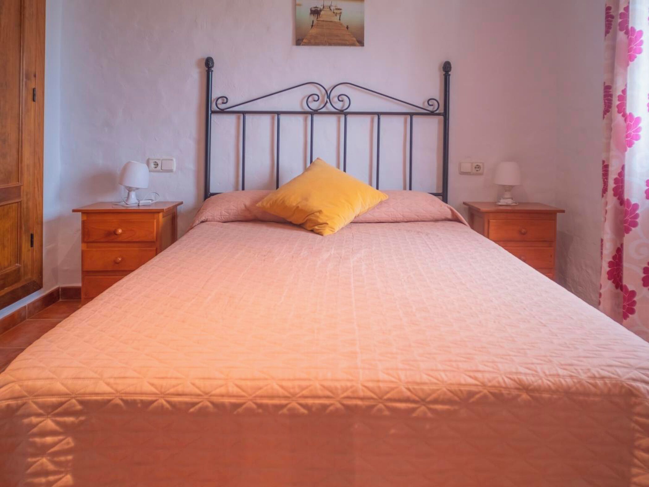 Iron/ironing board, free WiFi, bed sheets
