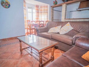 42-inch flat-screen TV with cable channels - Alquiler de chalet en el Palmar  (Vejer de la Frontera)
