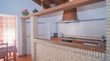 Nhà gỗ tiện nghi đơn giản, sân hiên, quang cảnh vườn | Bếp riêng