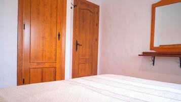 Nhà gỗ tiện nghi đơn giản, sân hiên, quang cảnh vườn | Quang cảnh từ phòng