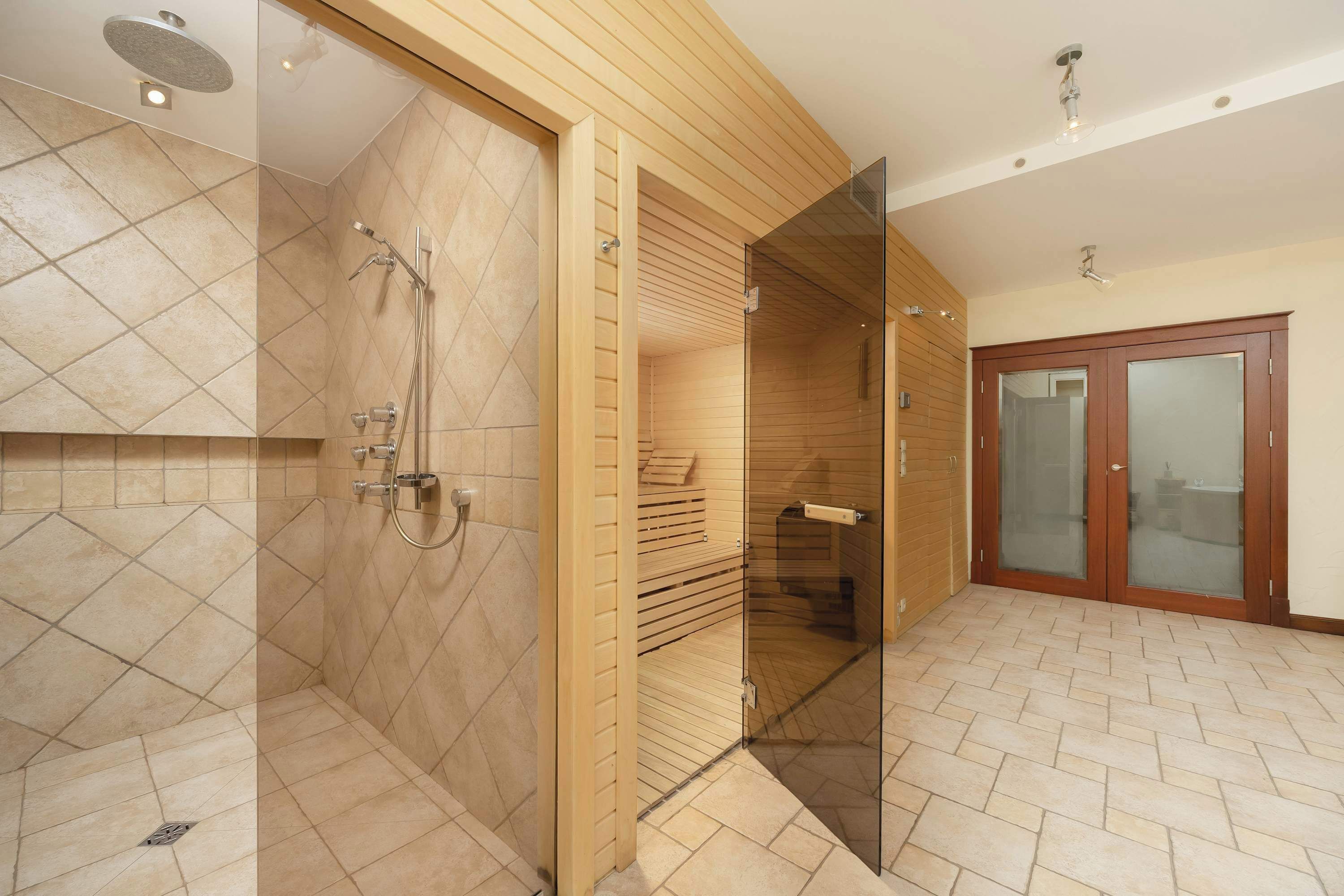 Shower, hair dryer, towels, shampoo