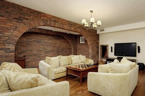 Televisión, chimenea y oficina 
