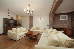 Fernseher, Kamin, Arbeitsbereiche