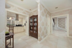 المنشأة من الداخل