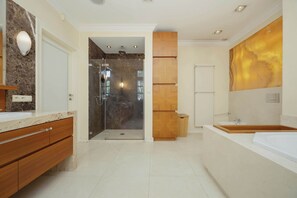 Suihku, hiustenkuivaaja, pyyhkeet