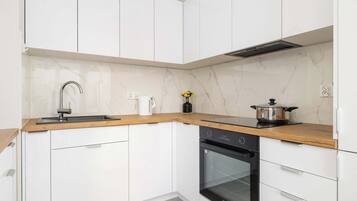 Fridge, oven, stovetop, dishwasher