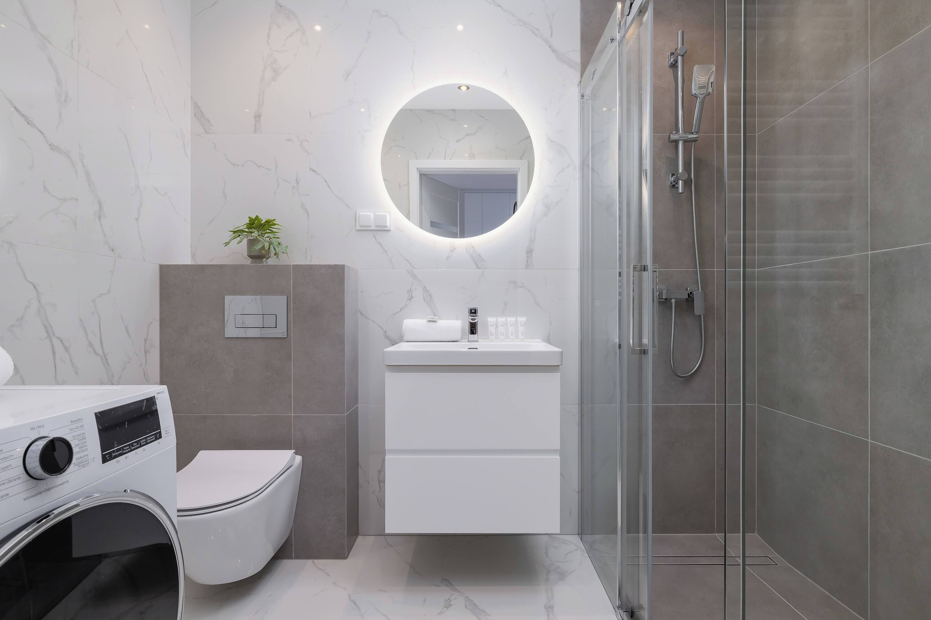 Een douche, een haardroger, handdoeken, shampoo