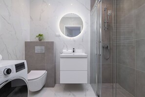 Douche, sèche-cheveux, serviettes fournies, shampoing