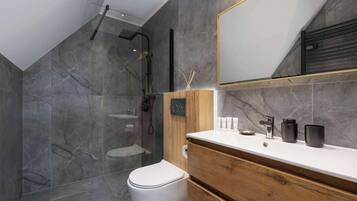 Een douche, een haardroger, handdoeken