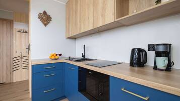 Réfrigérateur, micro-ondes, plaque de cuisson, lave-vaisselle