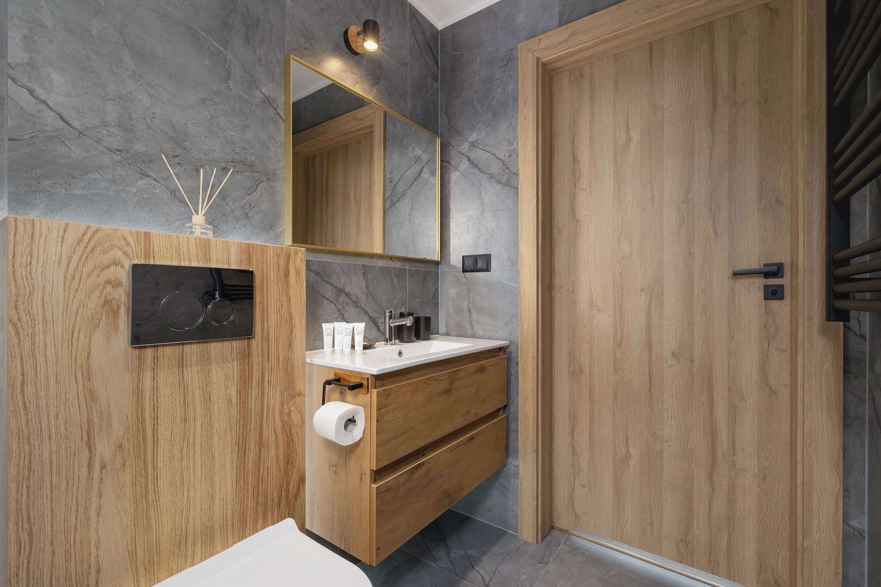 Shower, hair dryer, towels, shampoo