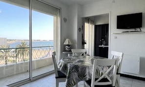 Dining - Apartment in Grau du Roi With Sea Views (Le Grau-Du-Roi)