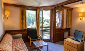 Room - Studio With Sleeping Area in the Heart of Les Orres 1650 (Les Orres)