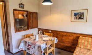 Dining - Studio With Sleeping Area in the Heart of Les Orres 1650 (Les Orres)