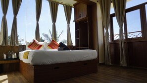 Estudi nupcial, balcó, vistes a la muntanya | Caixa forta a l'habitació i espai de treball apte per a portàtils 