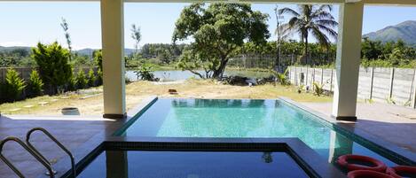 Una piscina al aire libre