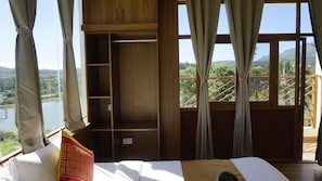 Honeymoon studio, balkon, uitzicht op bergen | Een kluis op de kamer, een laptopwerkplek, geluiddichte muren