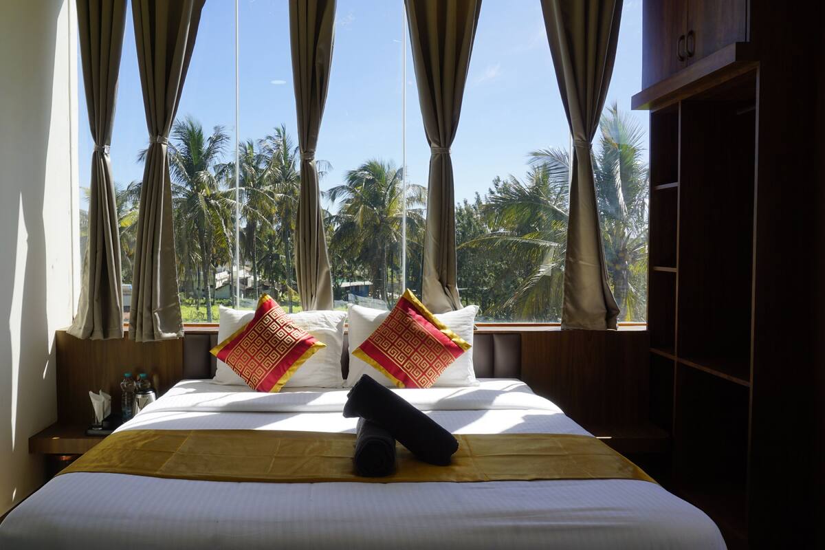 Honeymoon Studio, Balcony, Mountain View | In-room safe, laptop workspace, soundproofing, WiFi (free)