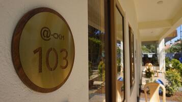 Deluxe-Dreibettzimmer, Balkon, Bergblick | Zimmersafe, laptopgeeigneter Arbeitsplatz, schallisolierte Zimmer