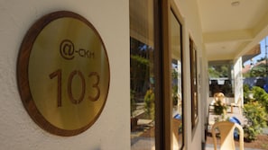 Habitació triple Deluxe, balcó, vistes a la muntanya | Caixa forta a l'habitació i espai de treball apte per a portàtils 