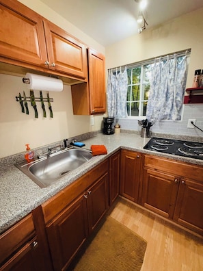 Fridge, microwave, stovetop, coffee/tea maker - A-Frame Cabin Retreat (Stockton)