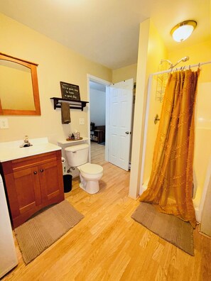シャワー、タオル、石鹸、トイレットペーパー