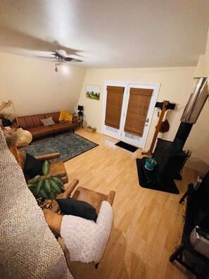 Fernseher, DVD-Player, Bücher, Stereoanlage