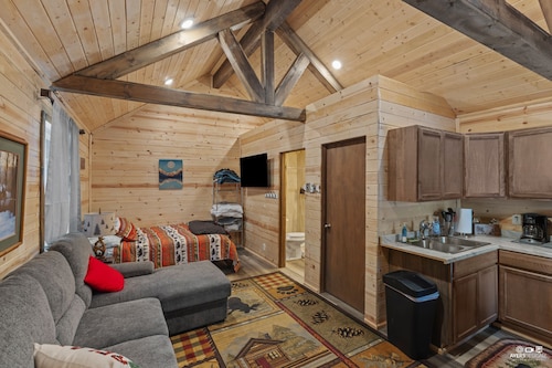 The Uinta - Studio Cabin