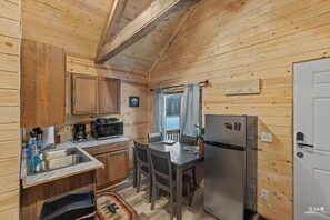 Fridge, microwave, oven, stovetop - The Uinta - Studio Cabin (Soldotna)