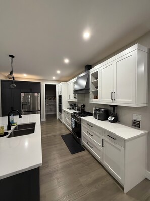 ثلاجة، ميكروويف، فرن، موقد طهي مسطح