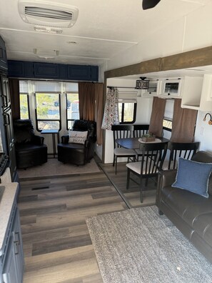 Smart TV - Beautiful trailer home on 20 acres. Panoramic desert views 18 min from Route 66 (Kingman)