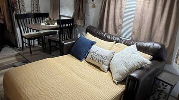 1 slaapkamer, een strijkplank/strijkijzer, gratis wifi, beddengoed