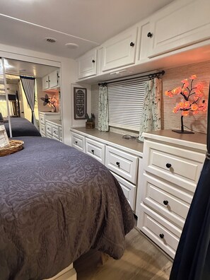 1 bedroom, iron/ironing board, free WiFi, bed sheets - Beautiful trailer home on 20 acres. Panoramic desert views 18 min from Route 66 (Kingman)