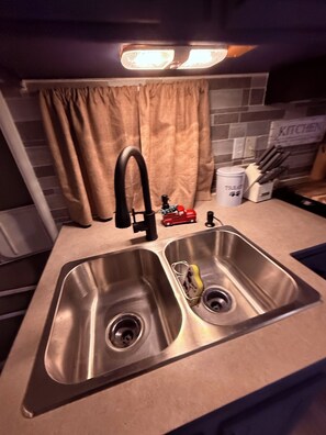 Kylskåp, mikrovågsugn, ugn och spishäll