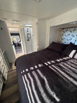 1 dormitorio, tabla de planchar con plancha, wifi y ropa de cama