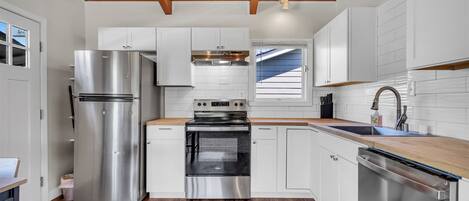 Mikrobølgeovn, ovn, kokeplater og oppvaskmaskin