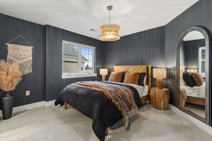 3 bedrooms, desk, iron/ironing board, travel cot - Ember & Ash | Designer Home w/ King Beds, Games (Fort Collins)