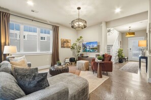 Smart TV, books - Ember & Ash | Designer Home w/ King Beds, Games (Fort Collins)