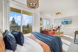 1 dormitorio, escritorio, tabla de planchar con plancha y cuna de viaje