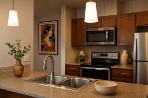 ثلاجة، ميكروويف، فرن، موقد طهي مسطح